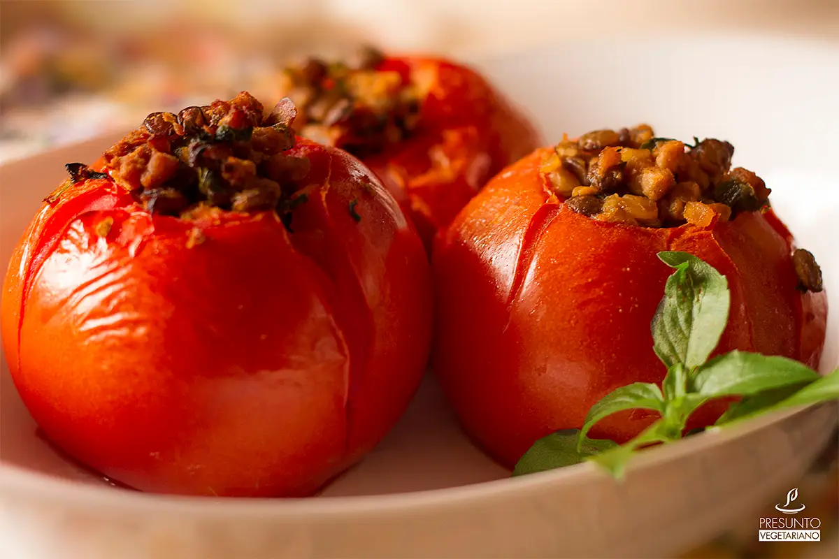 Tomates Recheados com Proteína de Soja e Lentilha: entrada ou acompanhamento vegano para a ceia